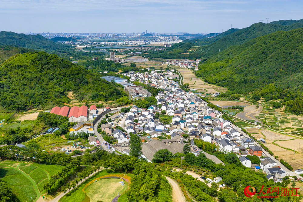 空中俯瞰浙江省紹興市柯橋區蘭亭街道古筑村。人民網 章勇濤攝