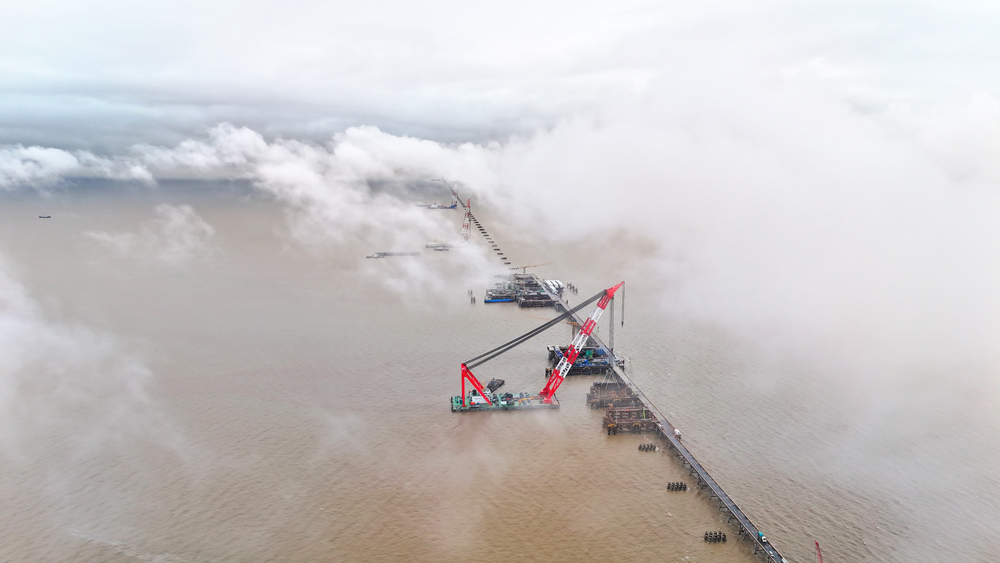 杭州灣跨海鐵路橋建設持續推進。寧波前灣新區供圖