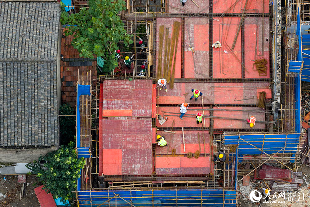 空中俯瞰浙江省嘉興市秀洲區新塍老街保護提升項目，工人在現場有序施工。人民網 章勇濤攝