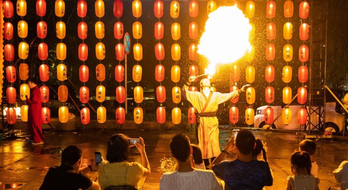 民間雜耍表演節目。王敏智攝