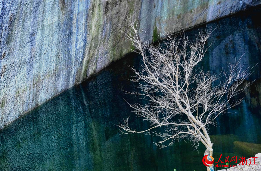 在黃巖石窟內，隨手一拍即出片。人民網記者 郭揚攝