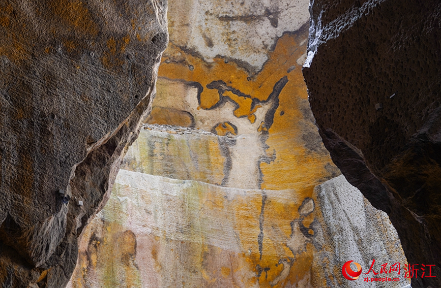 石窟內的天然壁畫。人民網記者 郭揚攝