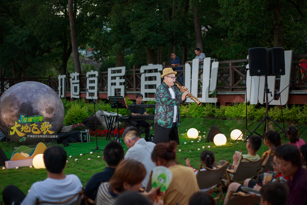 草坪音樂會現場?？娷姅z