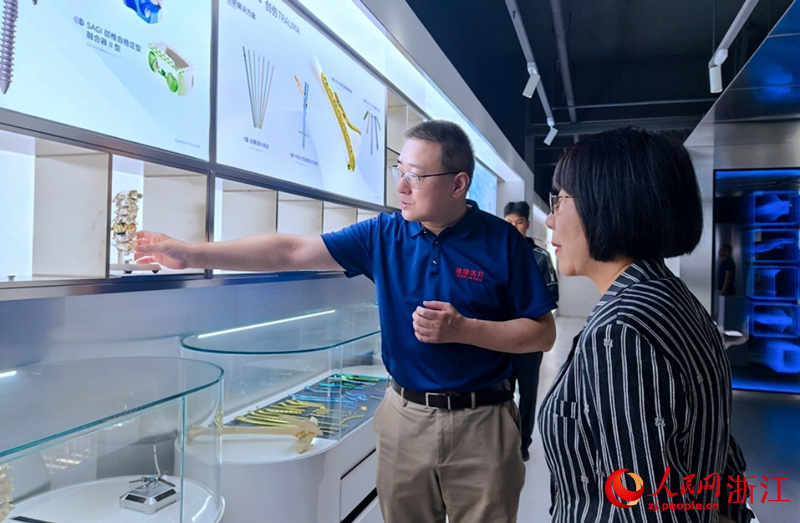 許小波介紹2.0版本自穩定型頸椎融合器。人民網記者 張麗瑋攝