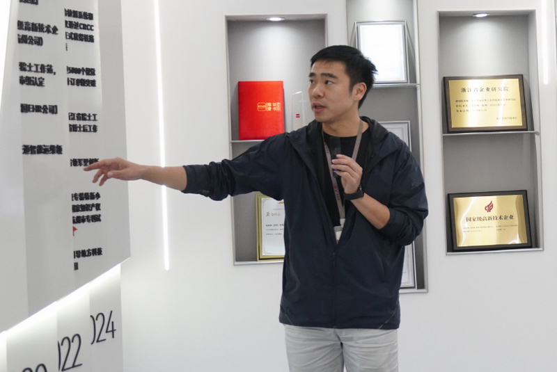 郭寅介紹公司發展歷程。受訪者供圖