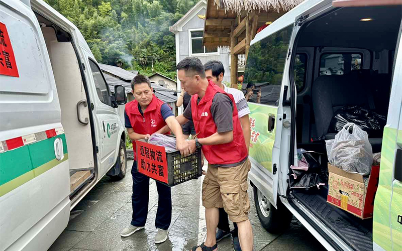 “香溢”志愿者將農產品裝車運往農貿市場。余李琦攝