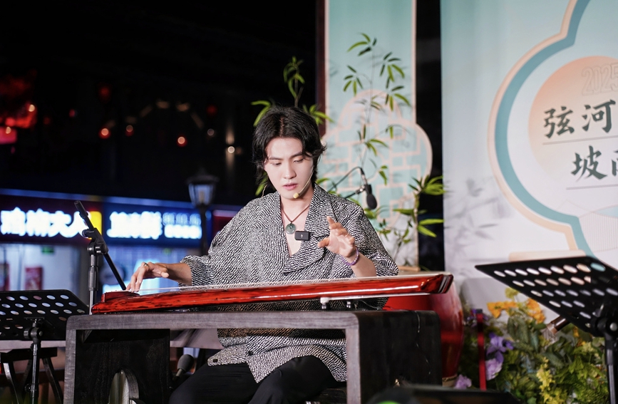 6月22日晚，平陽坡南歷史文化街區舉行坡南琴歌快閃活動。平陽縣融媒體中心供圖