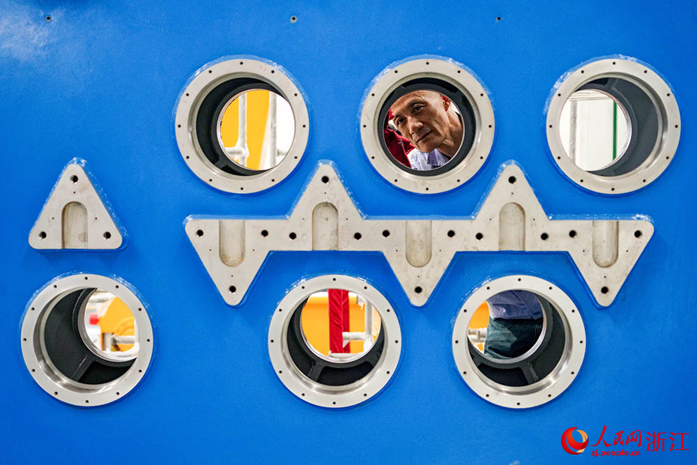 企業生產車間，工人們在生產線上趕制訂單。人民網 章勇濤攝