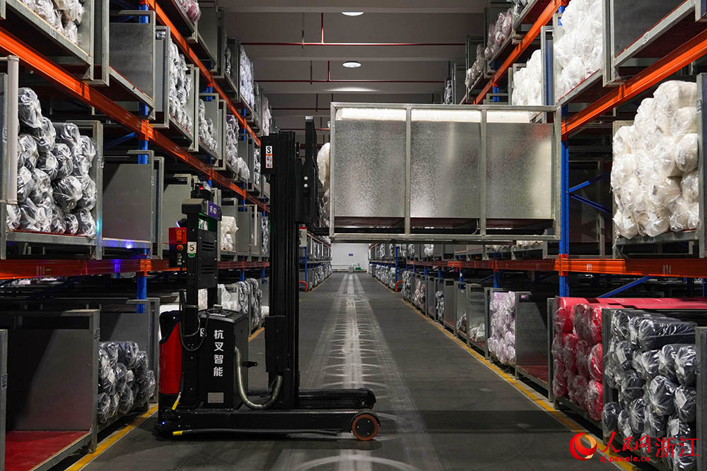 自動化設備在倉儲車間有序運轉。人民網 章勇濤攝