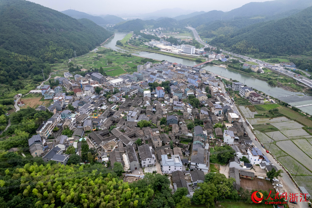 6月25日，空中俯瞰寧波市寧?？h梅林街道河洪村。該村整合古宅改造為民宿、咖啡館、非遺體驗館等，引入創客20余位，形成“民宿+文創+康養”多元業態。人民網 章勇濤攝