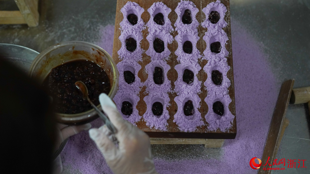 村民正在制作特產“進士糕”。人民網記者 郭揚攝