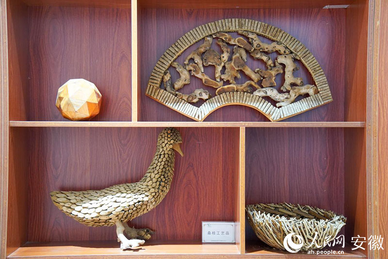 用桑枝加工的工藝品。人民網記者 陳若天攝