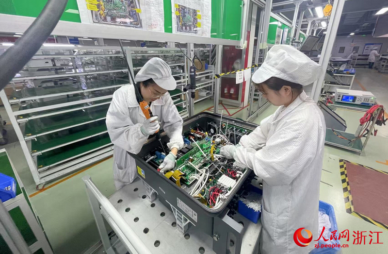 在組裝車間，工人們正在安裝逆變器。人民網記者 王麗瑋攝