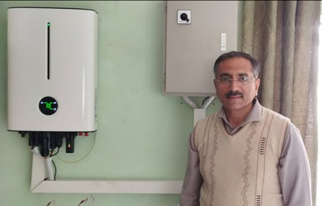 巴基斯坦用戶Anwar與家里新裝的光伏設備合影。受訪者供圖