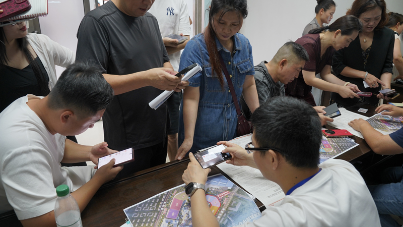 熱鬧的報名現場?；顒又鬓k方供圖