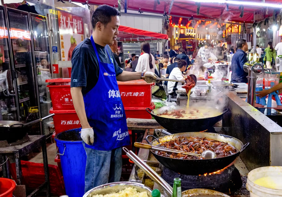 尅街忙碌的商家。張海虹攝