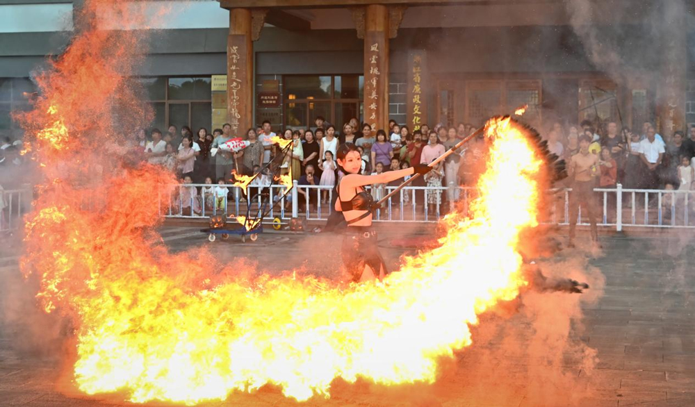 火焰刀表演。夏曉強攝