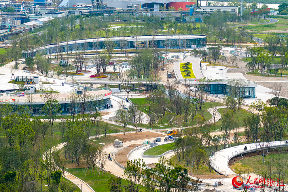 近日，浙江省臺州市黃巖區海塘安瀾工程（椒江黃巖段海塘）施工現場，工人正在進行收尾工作。人民網 章勇濤攝