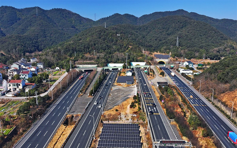 新嶺隧道成為國內首個雙向四洞十車道隧道。蔣才攝
