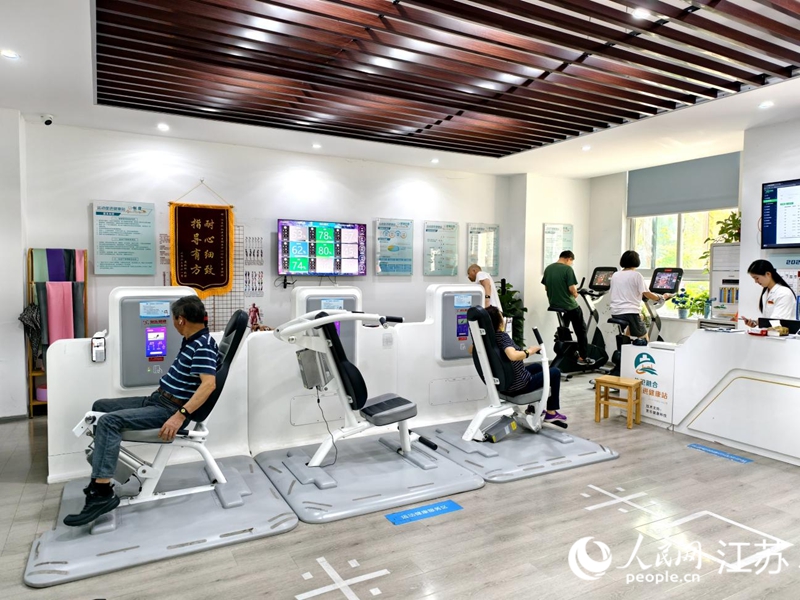 南京棲霞區邁皋橋社區衛生服務中心，運動處方師通過智能設備為居民測算代謝率，并開具運動處方。人民網記者 馬曉波攝