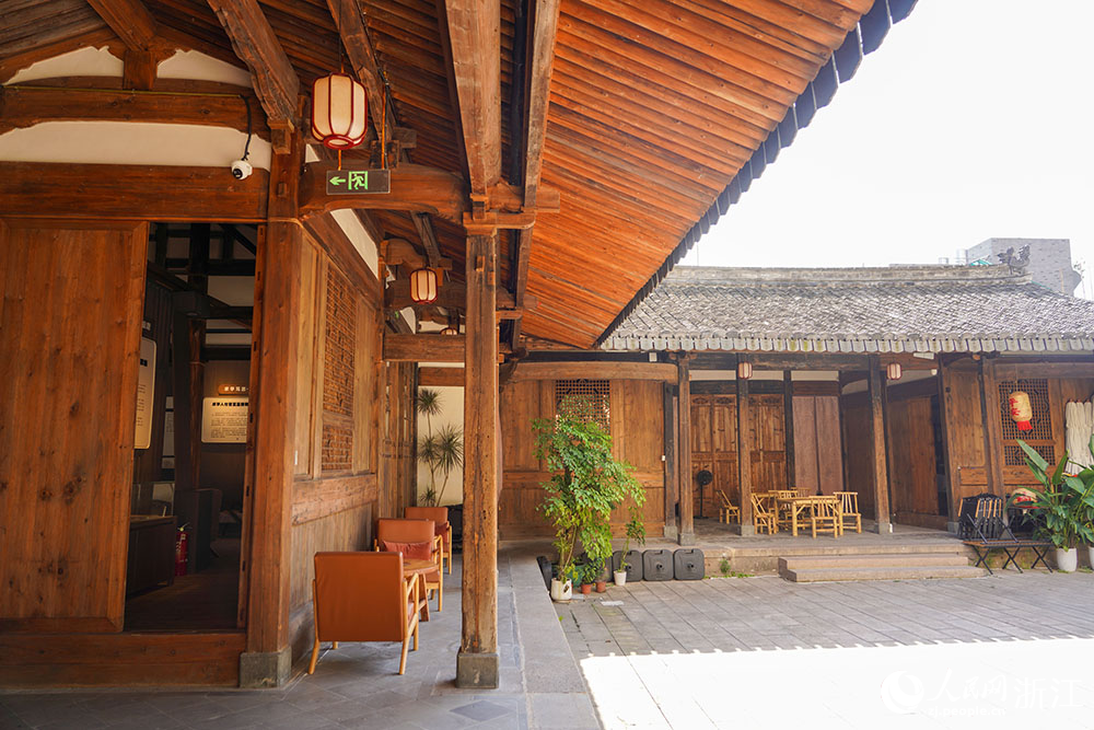 浙江省溫州市鹿城區街頭的一家茶咖。人民網 章勇濤攝