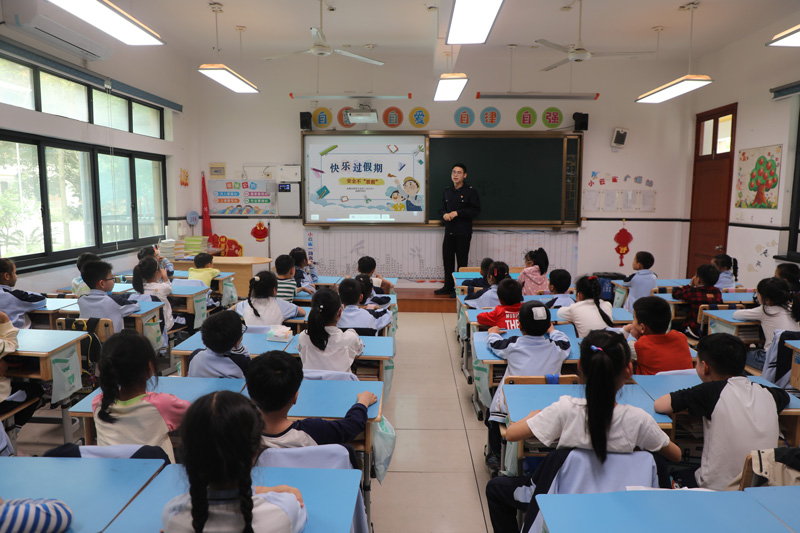 “香溢”志愿者在蘭江小學開展未成年人保護法宣傳。余姚市煙草專賣局供圖