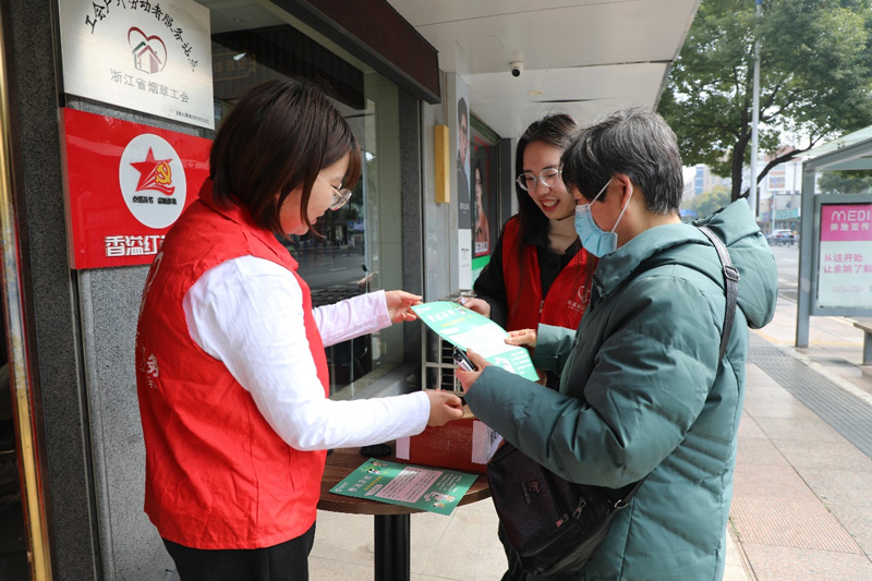 “香溢”志愿者用漫畫單頁宣傳法律法規。余姚市煙草專賣局供圖