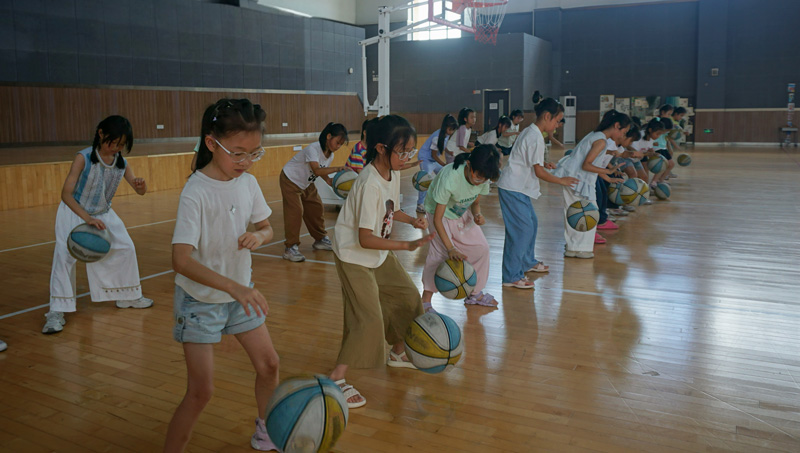 孩子們在練習拍球。甬江街道供圖