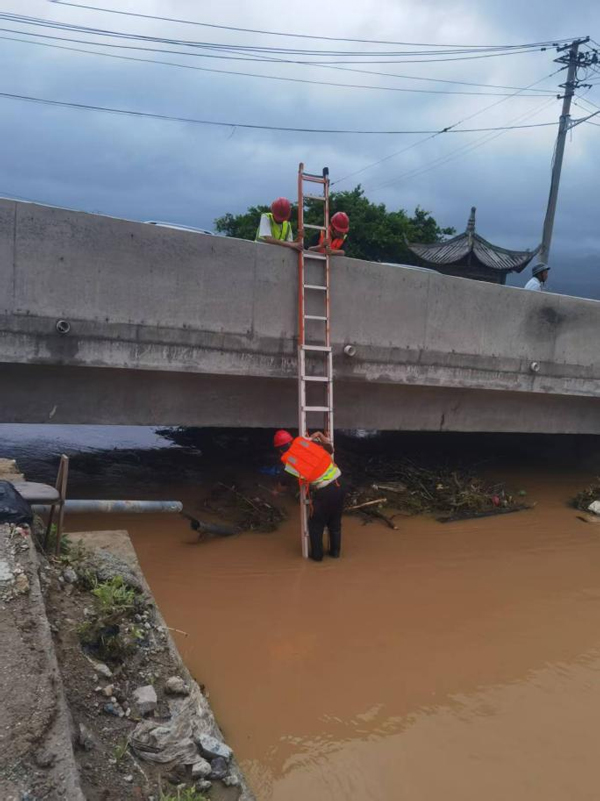 在溫州蒼南，搶修人員克服惡劣天氣影響，冒雨開展故障搶修