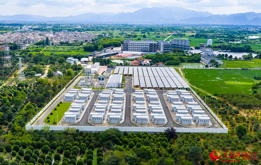 陽光下的光伏板陣列熠熠生輝，與一排排白色儲能電池整齊排列，共同構成蓄勢待發的“電力糧倉”。人民網 章勇濤攝