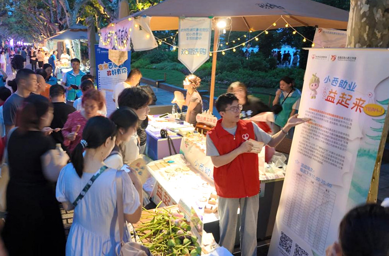 “政務夜市”現場，市民游客駐足體驗。西湖景區行政服務中心供圖