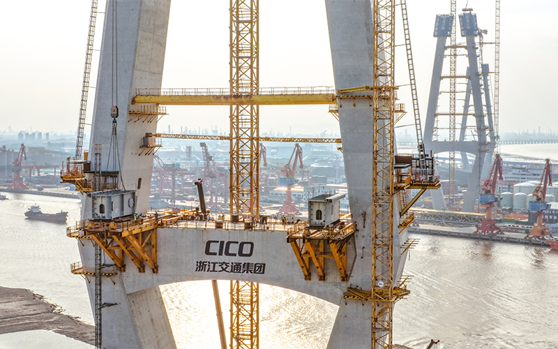 甬江特大橋首片鋼梁起吊。浙交建設供圖