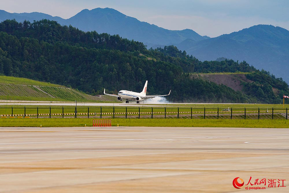 7月18日，由北京首都國際機場飛來的CA1873次航班降落在麗水機場。人民網 章勇濤攝