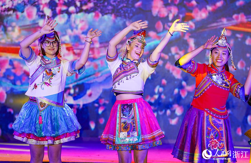 7月19日，外國留學生與中國學生在麗水國際會展中心共同演繹畬族歌舞《畬家嬉樂》。人民網 章勇濤攝