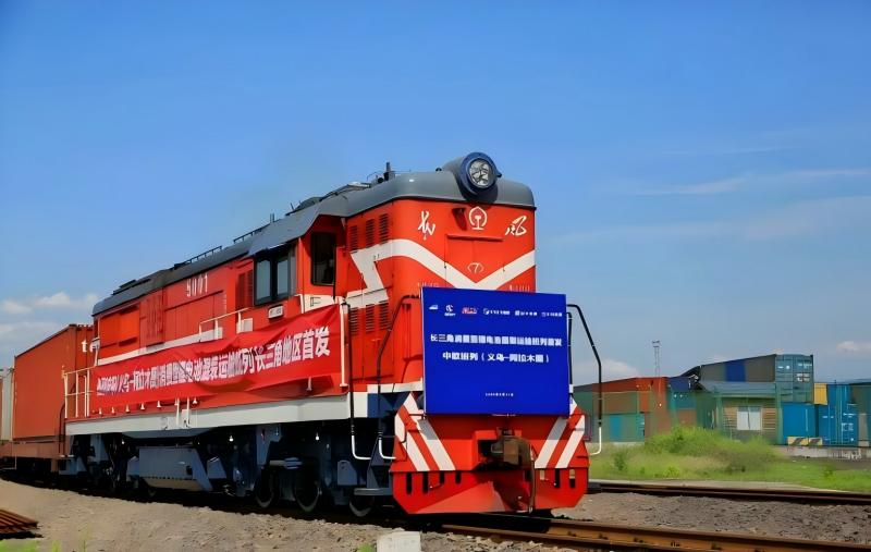 6月17日，消費型鋰電池貨品與日用商品混裝發往哈薩克斯坦阿拉木圖。義烏市融媒體中心供圖