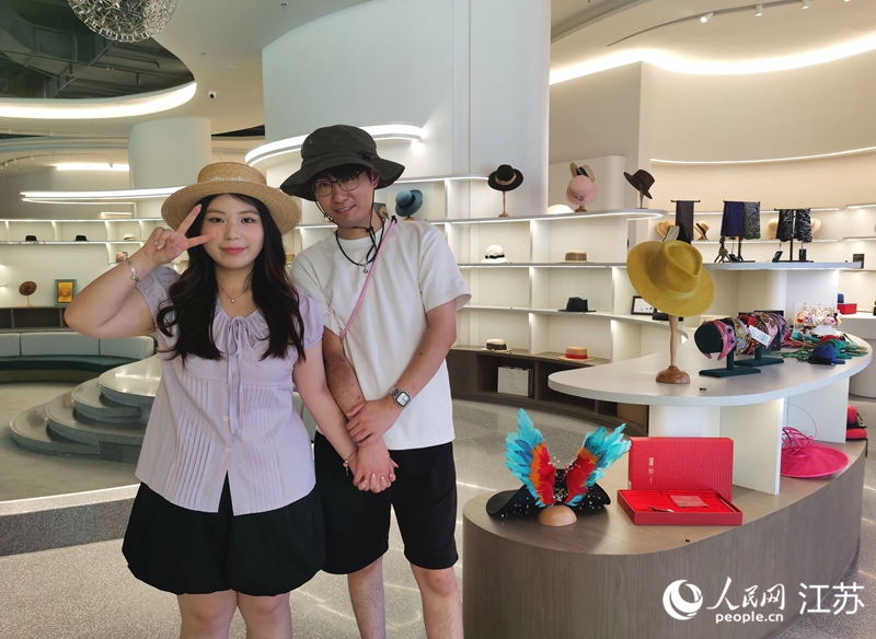 常州游客陳兆鵬與女友參觀南通富美帽飾博物館。人民網記者王繼亮攝