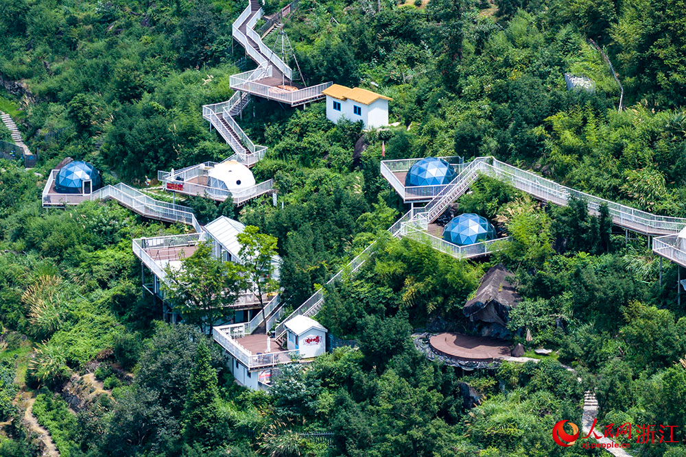 浙江省嵊州市長樂鎮小昆村，一處星球部落星空露營營地。人民網 章勇濤攝