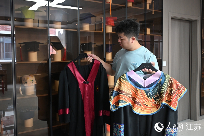 “舞之巔”生產的學士服。人民網 張瀚天攝