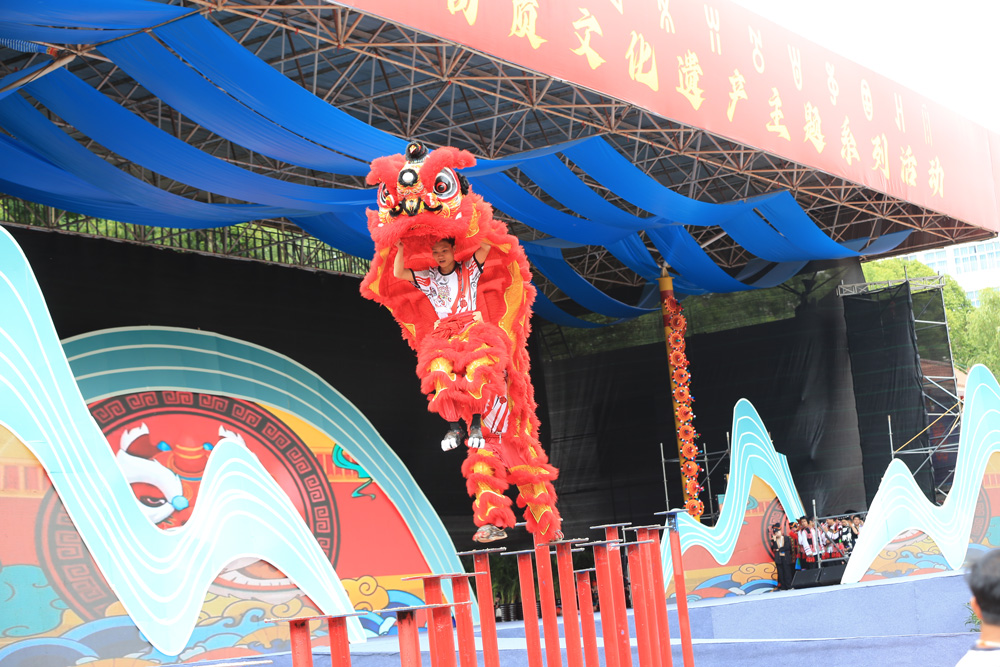 梅山舞獅表演。蔣曉東攝