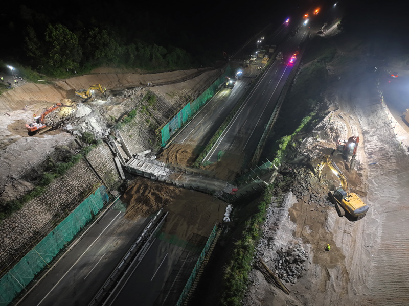 桐盤山天橋拆除作業現場。劉亦薦攝