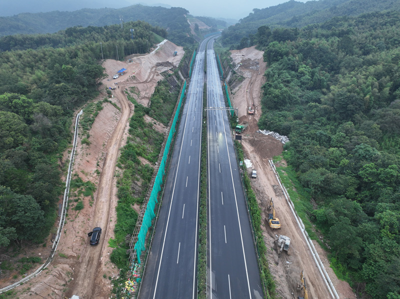 桐盤山天橋拆除作業現場完成清理。劉亦薦攝