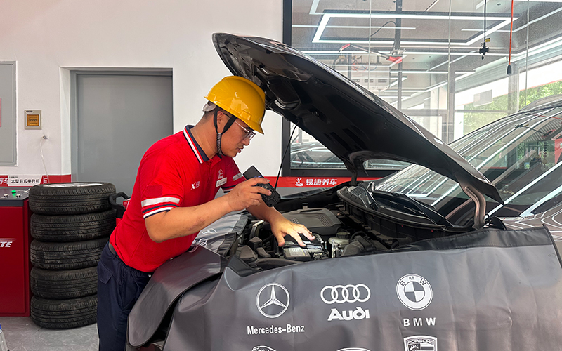 中國石化員工仔細檢查車輛狀況。中國石化浙江公司供圖