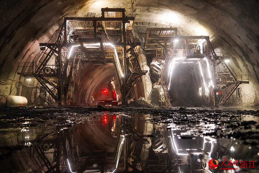 甬臺溫改擴建寧波南段項目寧波西塢至麻岙嶺段施工現場。人民網 章勇濤攝