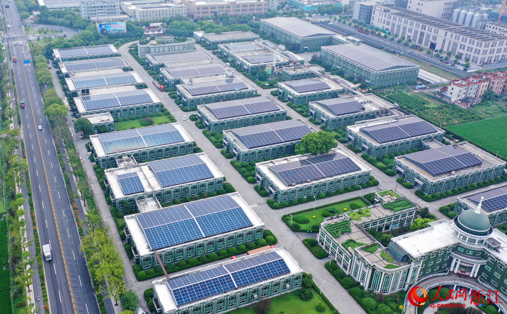 企業的屋頂上整齊排列著光伏板。人民網記者 郭揚攝