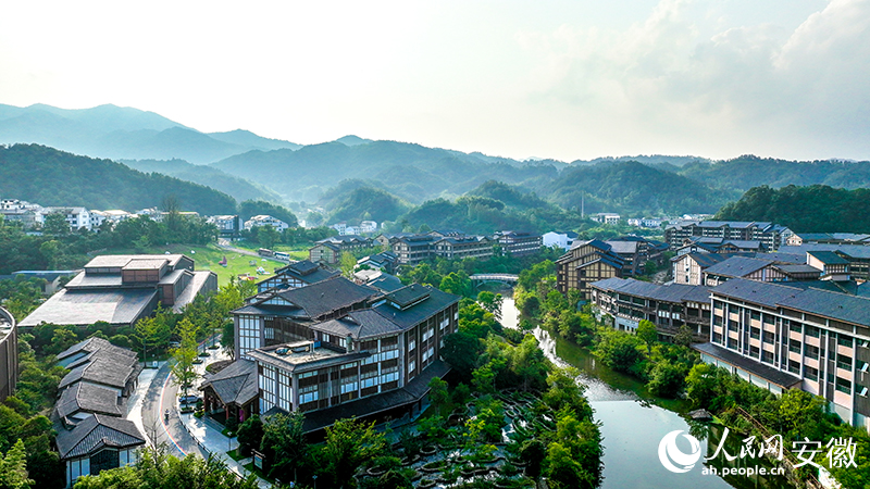 俯瞰霍山縣的陡山河溫泉小鎮。人民網記者 陶濤攝
