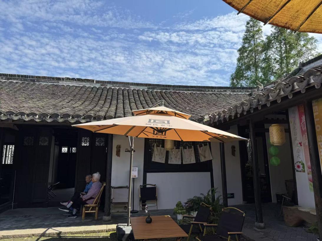 坐在“墻門間”的婆婆們在“噶三湖”。人民網記者 龔莎攝