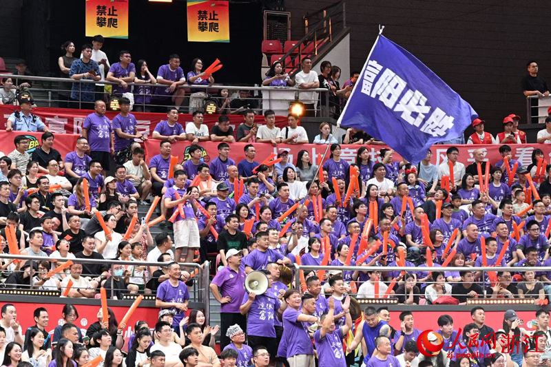 “后援團”搖旗吶喊。人民網記者 艾宇韜攝