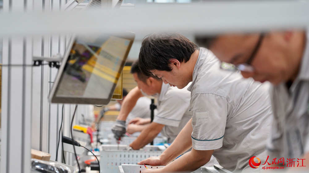 極能數字裝備制造中心內，工人們正專注地組裝新一代數字配電柜。人民網記者 郭揚攝