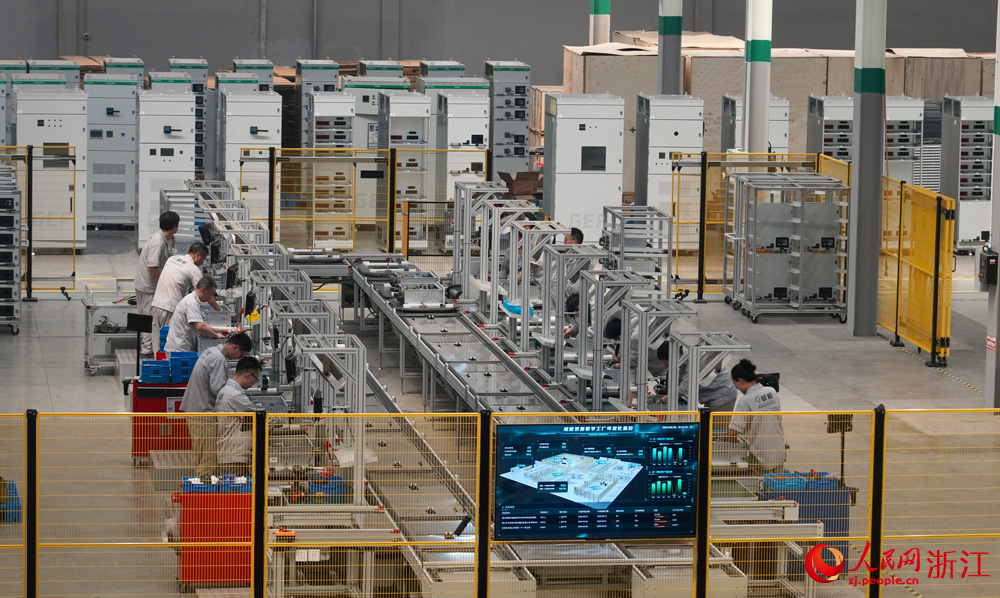 極能數字裝備制造中心內，工人們正專注地組裝新一代數字配電柜。人民網記者 郭揚攝