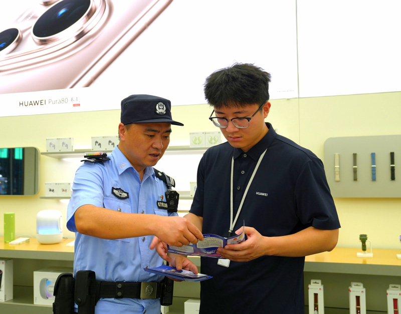 走訪宣傳。蓮都公安供圖